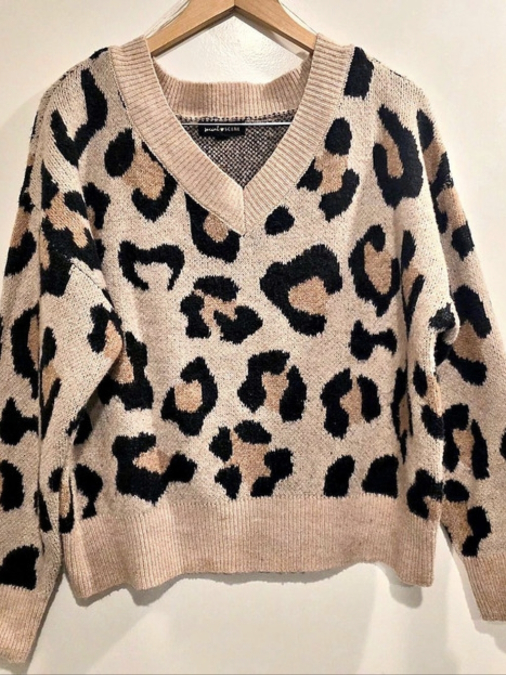 Social Scene Leopard Print V-Neck Sweater Size XL Like New